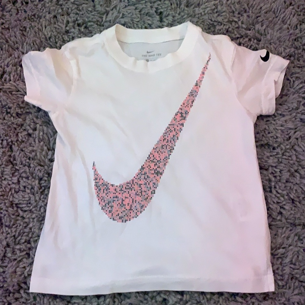 White Nike t-shirt. Size: Kids XS (6)
